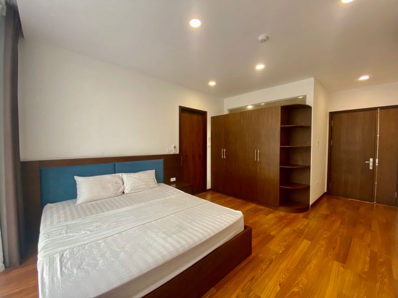 Spacious 2 bedroom apartment with big balcony on Xuan Dieu ID 0052