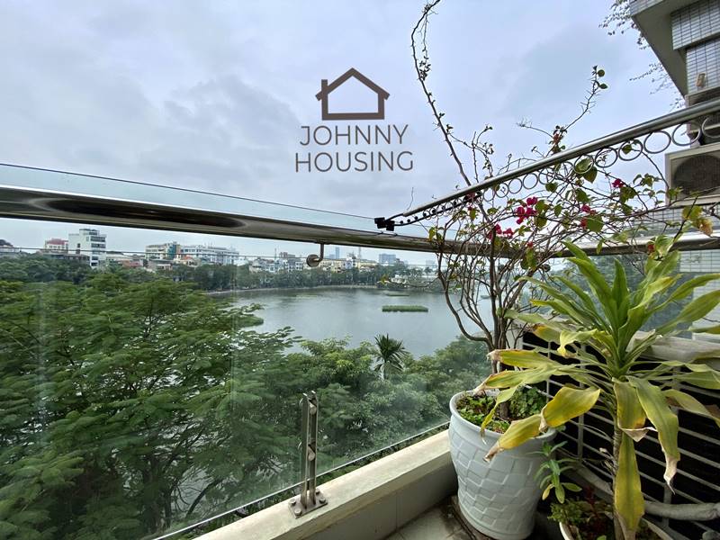 Lake view 1 bedroom apartment with balcony for rent on Tran Vu, Ba Dinh, Hanoi ID 0054