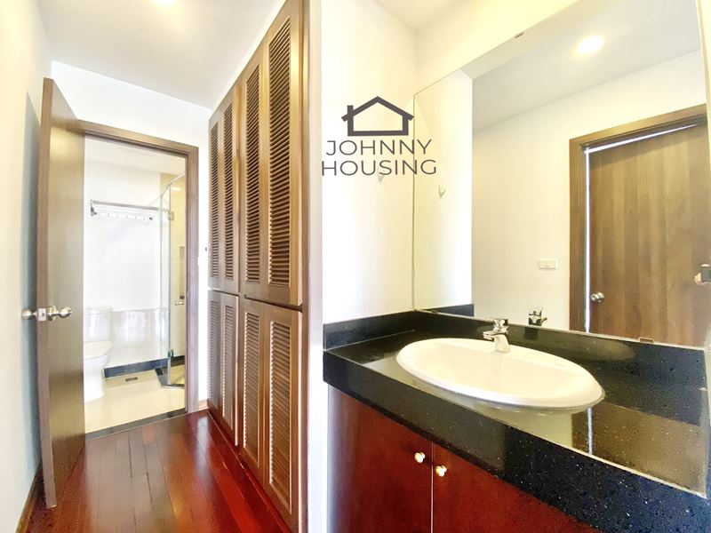 Bright and spacious 3 bedroom apartment with a big balcony on Tu Hoa ID 0070