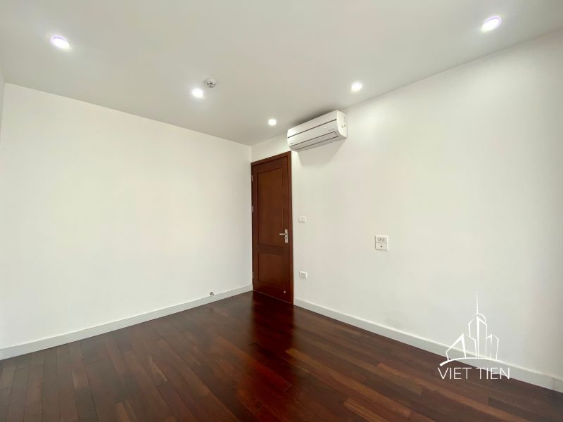 Spacious bright 4 bedroom apartment with big balcony for rent in Tay Ho ID 0122