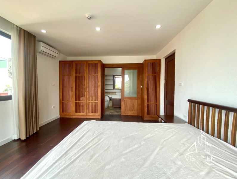 Spacious bright 4 bedroom apartment with big balcony for rent in Tay Ho ID 0122