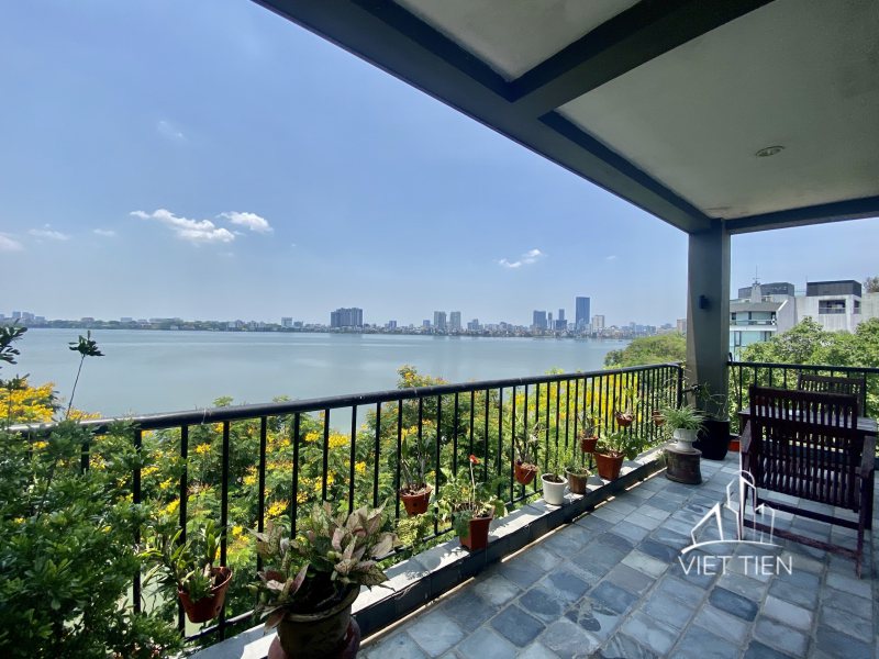 Gorgeous lake view 3 bedroom apartment with balcony and lots of natural light for rent ID 0178