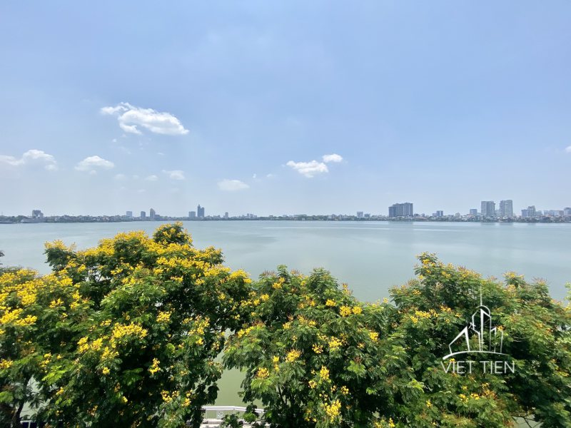 Gorgeous lake view 3 bedroom apartment with balcony and lots of natural light for rent ID 0178