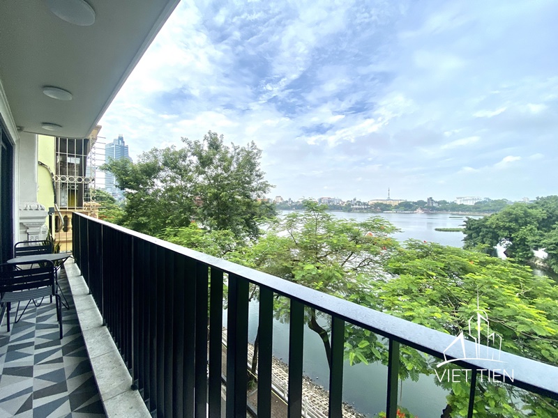 Stunning lake view 2 bedroom apartment on Truc Bach Str ID 0211