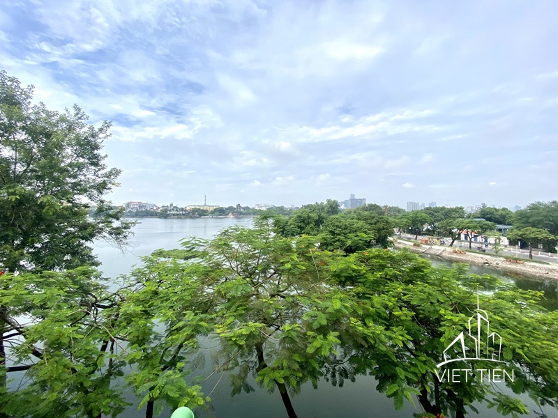 Stunning lake view 2 bedroom apartment on Truc Bach Str ID 0211