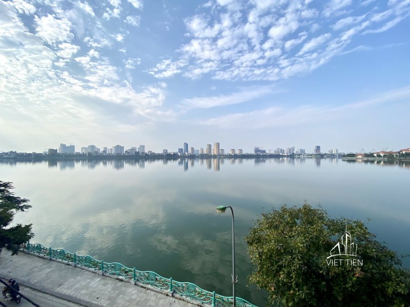 Lake view spacious bright modern 3 bedroom apartment on Quang Khanh id 0216