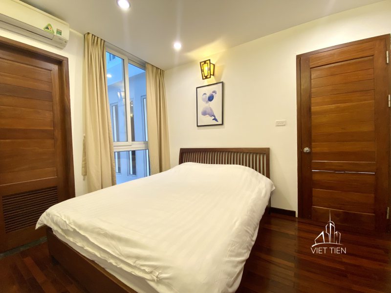 Lake view spacious bright modern 3 bedroom apartment on Quang Khanh id 0216