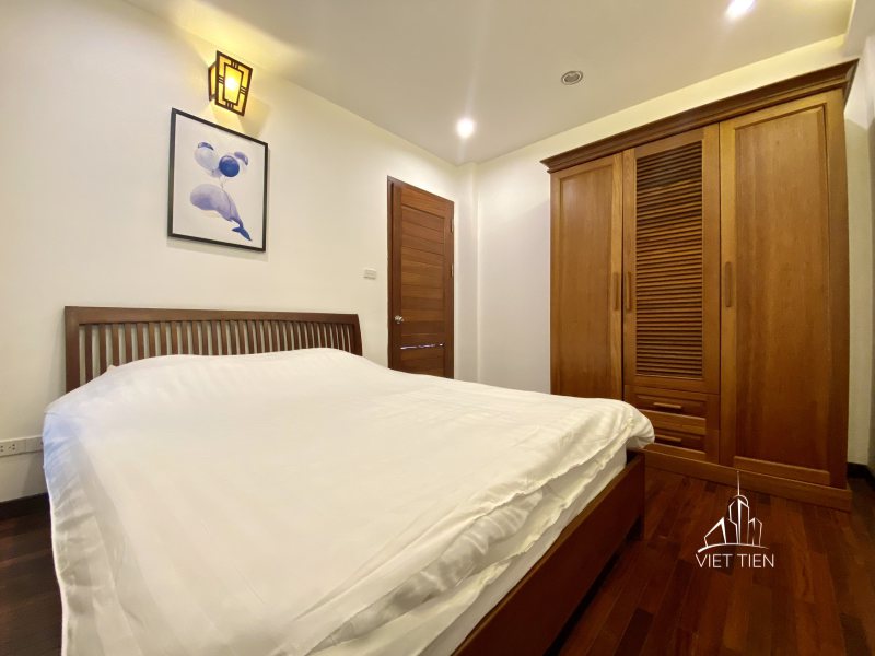 Lake view spacious bright modern 3 bedroom apartment on Quang Khanh id 0216