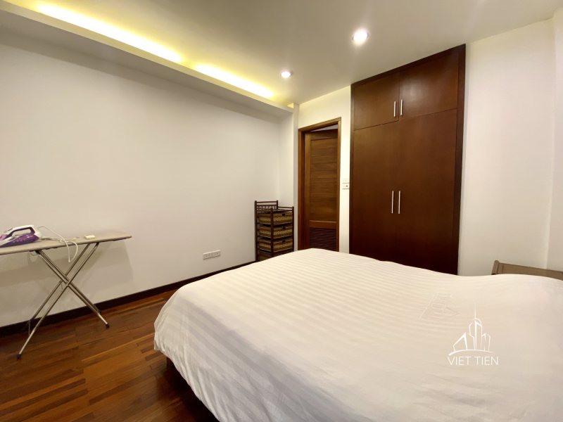 Lake view spacious bright modern 3 bedroom apartment on Quang Khanh id 0216