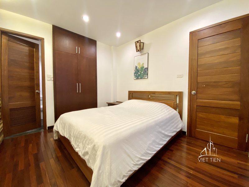 Lake view spacious bright modern 3 bedroom apartment on Quang Khanh id 0216