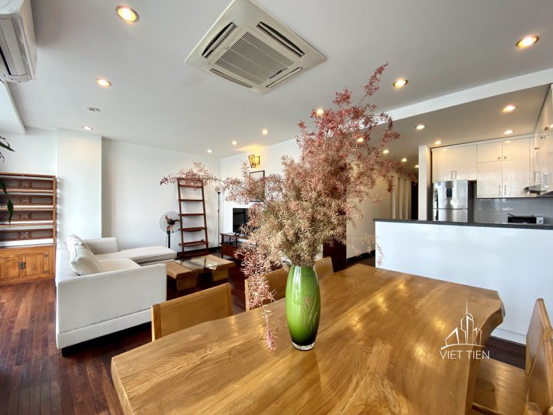 Lake view spacious bright modern 3 bedroom apartment on Quang Khanh id 0216