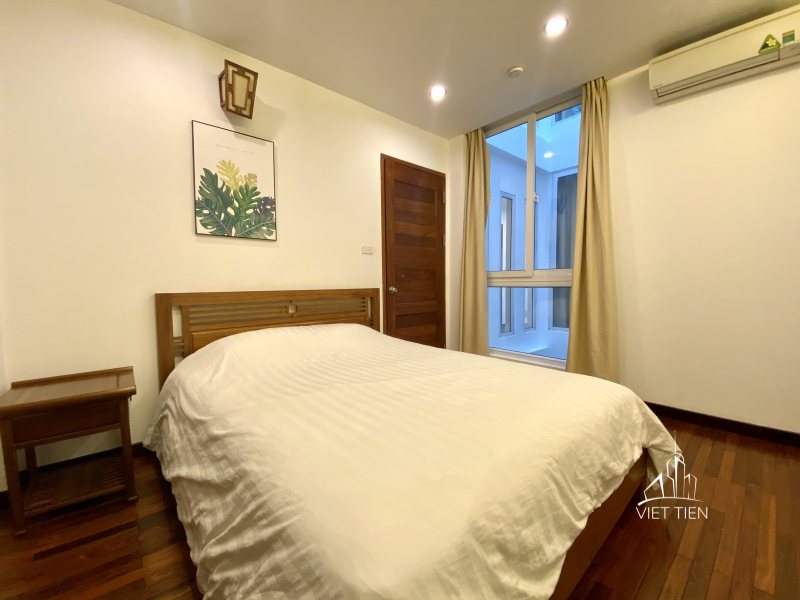 Lake view spacious bright modern 3 bedroom apartment on Quang Khanh id 0216