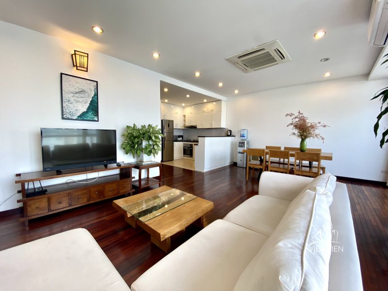 Lake view spacious bright modern 3 bedroom apartment on Quang Khanh id 0216