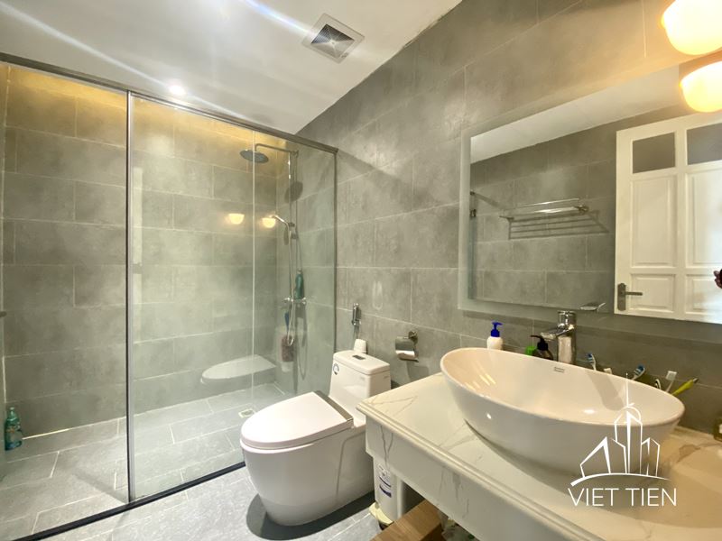 Spacious 4 Bedroom Apartment on Xuan Dieu street ID 0239