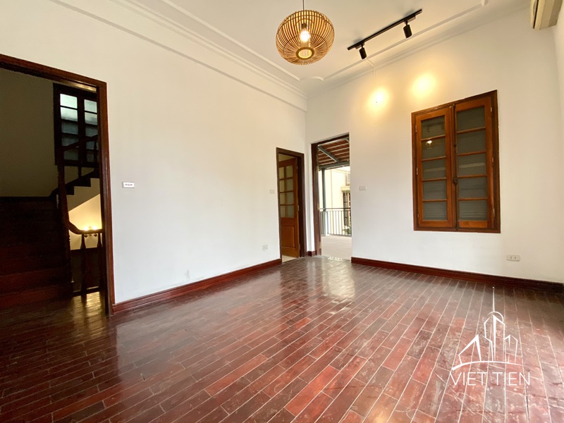 Unfurnished 4 bedroom house with rooftop on Au Co Str ID 0253