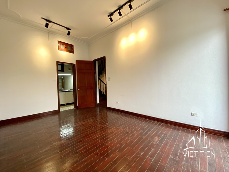 Unfurnished 4 bedroom house with rooftop on Au Co Str ID 0253