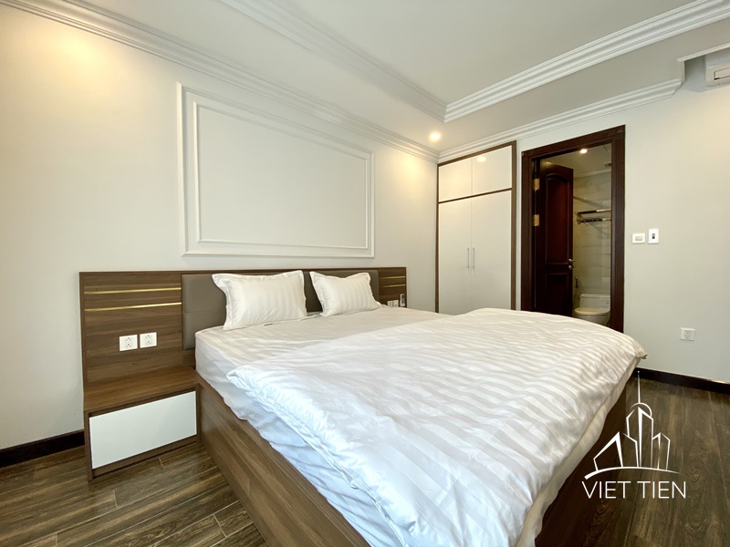 Truc Bach lake view 2 bedroom apartment on Tran Vu Street ID 0255