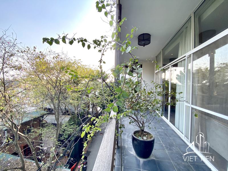 Huge balcony modern 4 bedroom apartment with lots of natural light on Xom Chua ID 0259