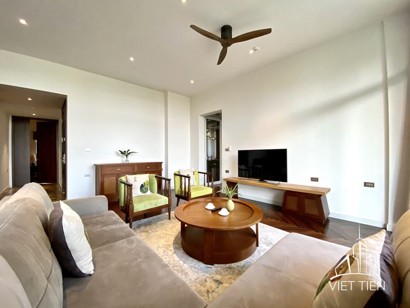 Huge balcony modern 4 bedroom apartment with lots of natural light on Xom Chua ID 0259