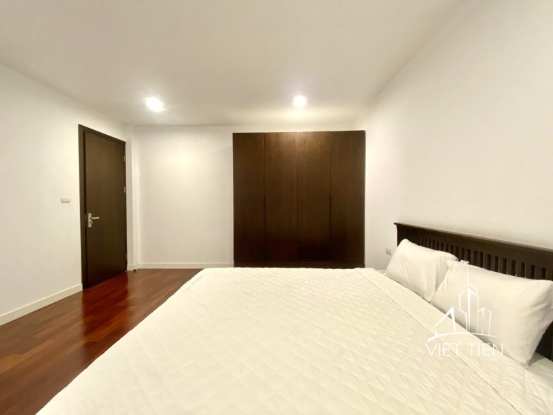 Bright airy 3 bedroom apartment with big balcony on Xom Chua ID 0272