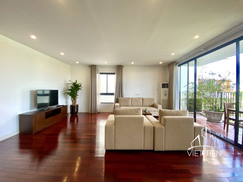 Bright airy 3 bedroom apartment with big balcony on Xom Chua ID 0272