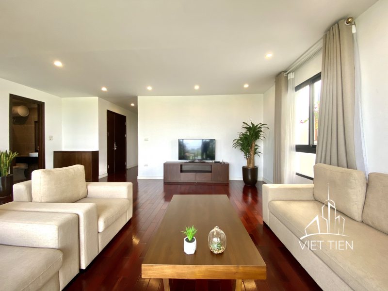 Bright airy 3 bedroom apartment with big balcony on Xom Chua ID 0272