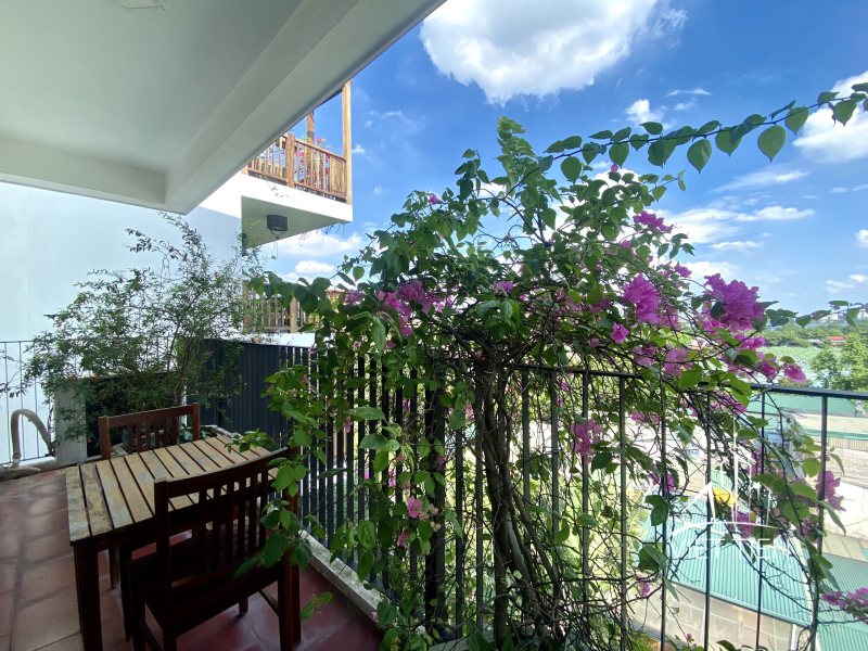 Bright airy 3 bedroom apartment with big balcony on Xom Chua ID 0272