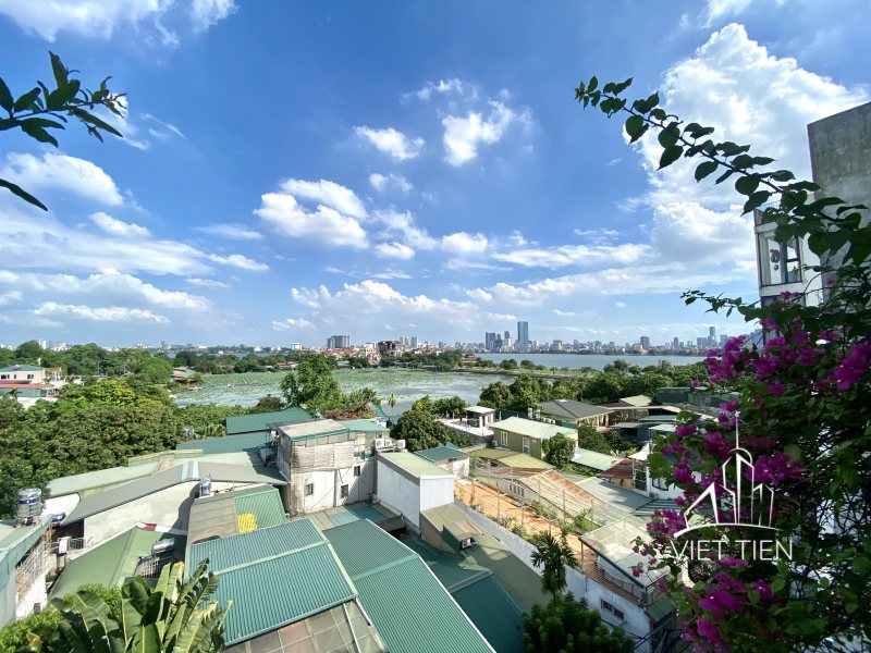 Bright airy 3 bedroom apartment with big balcony on Xom Chua ID 0272