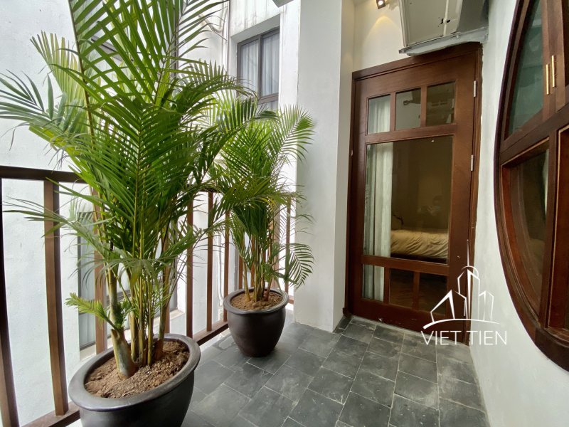 Gorgeous large balcony 3-bedroom apartment with lake view on Xom Chua ID 0273