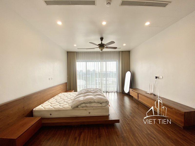 Spacious stylish 3 bedroom apartment with big balcony on Au Co ID 0283