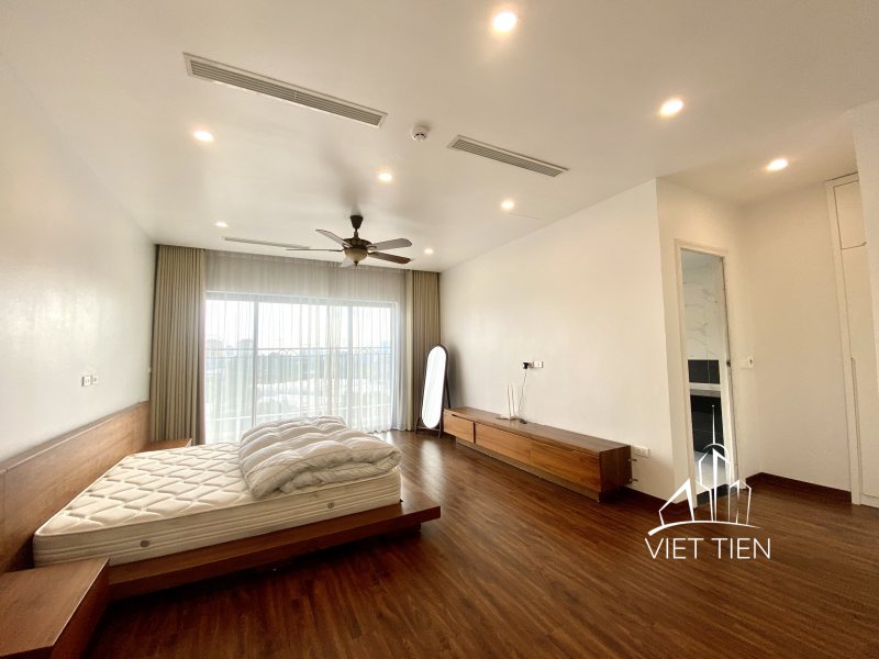 Spacious stylish 3 bedroom apartment with big balcony on Au Co ID 0283