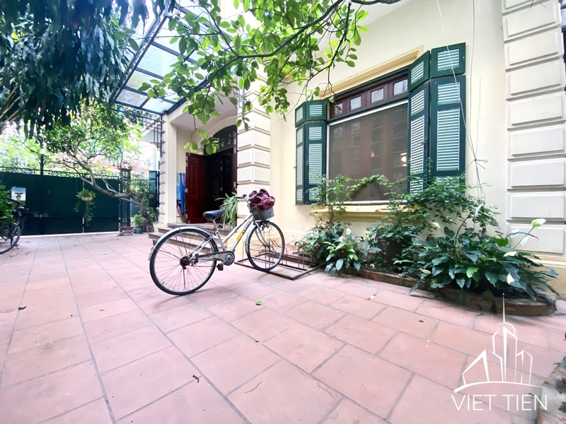 Affordable villa with nice court yard for rent on Dang Thai Mai, Tay Ho, Hanoi ID 0302