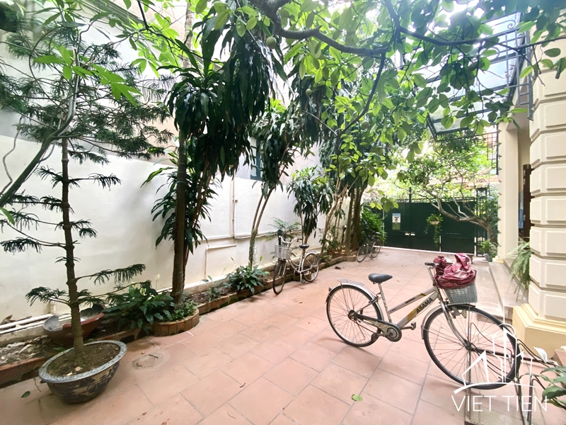 Affordable villa with nice court yard for rent on Dang Thai Mai, Tay Ho, Hanoi ID 0302