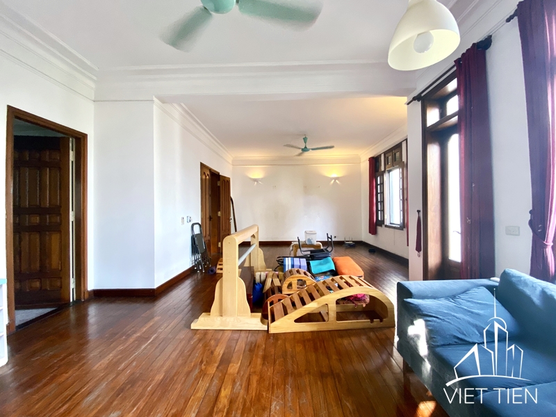 Affordable villa with nice court yard for rent on Dang Thai Mai, Tay Ho, Hanoi ID 0302