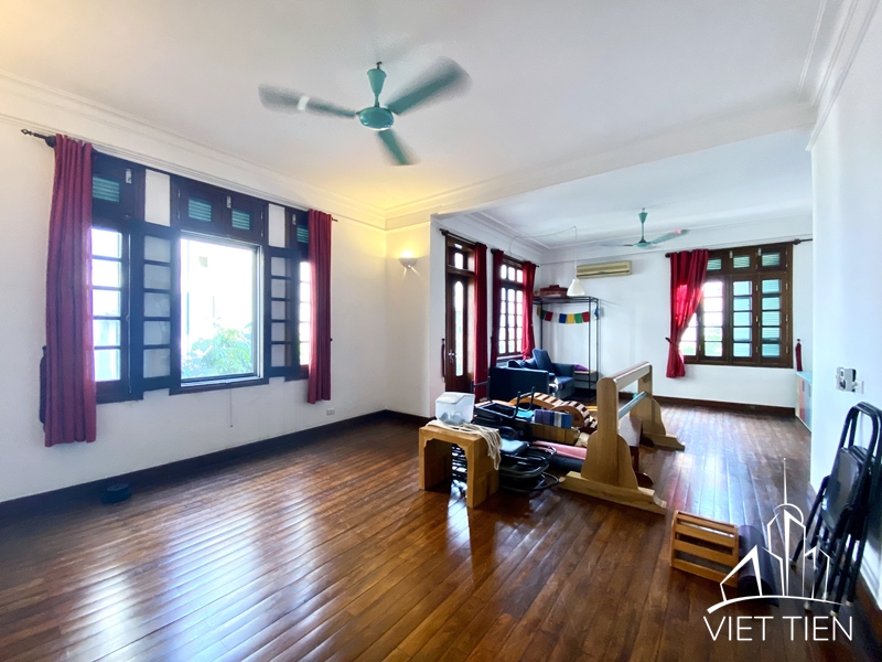 Affordable villa with nice court yard for rent on Dang Thai Mai, Tay Ho, Hanoi ID 0302