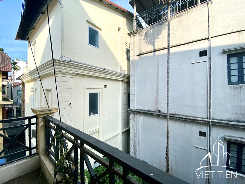 Affordable villa with nice court yard for rent on Dang Thai Mai, Tay Ho, Hanoi ID 0302