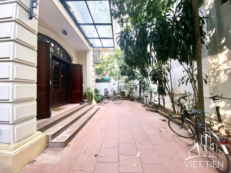 Affordable villa with nice court yard for rent on Dang Thai Mai, Tay Ho, Hanoi ID 0302