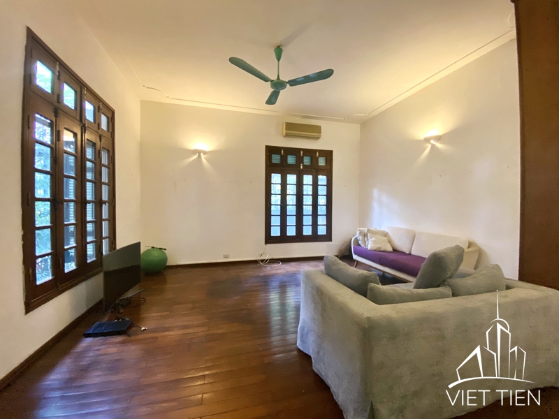 Affordable villa with nice court yard for rent on Dang Thai Mai, Tay Ho, Hanoi ID 0302