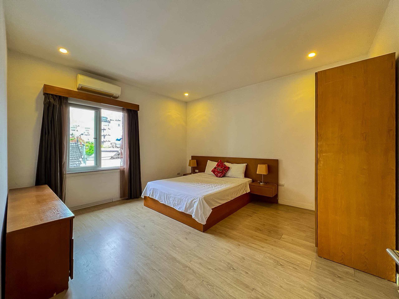 Quiet and bright 1 bedroom apartment for rent on To Ngoc Van, central Tay Ho, Hanoi