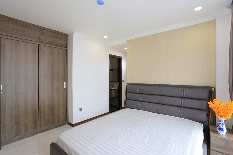 Spacious 2 bedrooms for rent with lake view on Nam Trang street, Truc Bach ward, Ba Dinh, Hanoi ID 0306