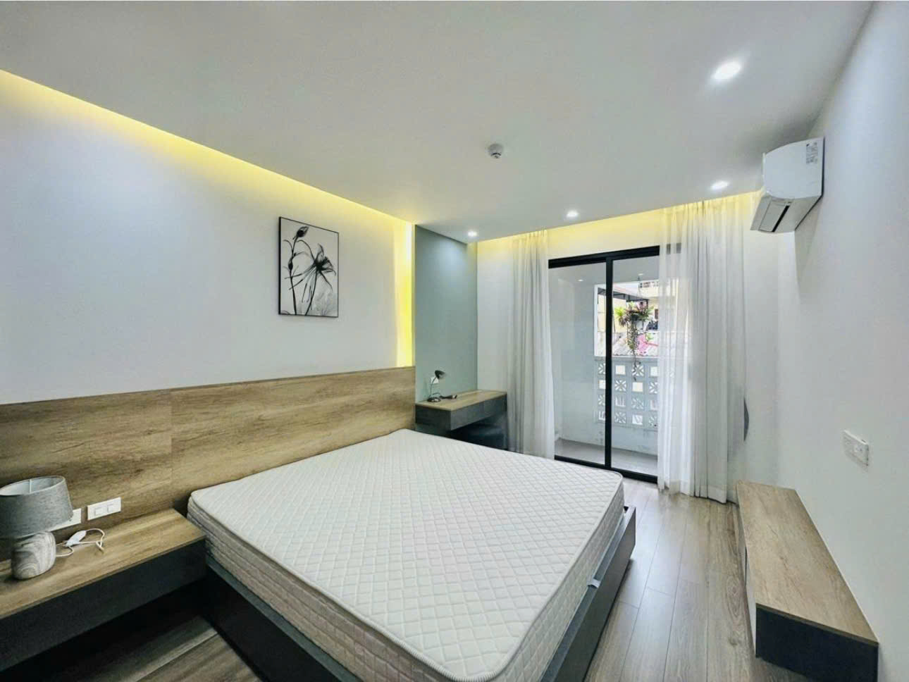 Airy spacious one bedroom apartment for rent on Vu Mien street, Yen Phu village, Tay Ho, Hanoi ID 0308