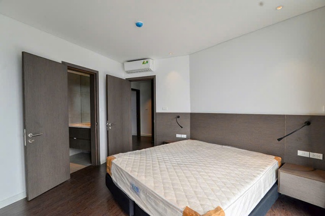 Brand new lake view 2 bedrooms apartment for rent on Truc Bach street, Ba Dinh, Hanoi ID 0313